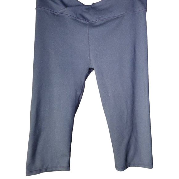 Fabletics Black Cropped Capri Leggings Medium - Picture 1 of 3